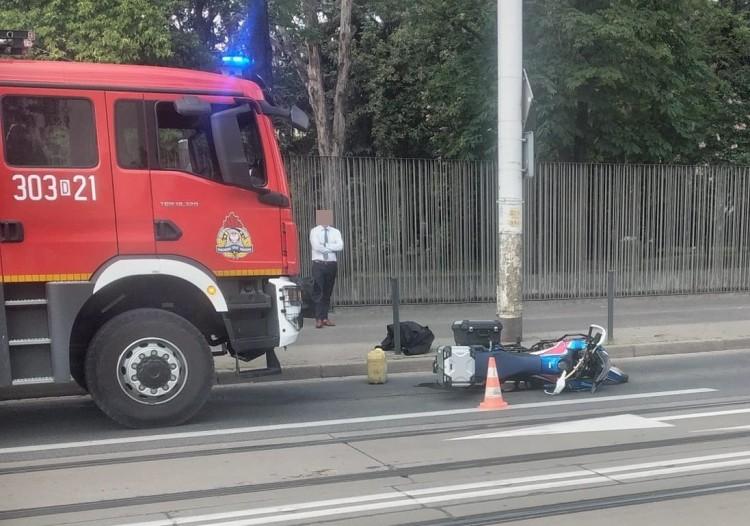 Wrocław: Jadący buspasem motocykl uderzył w busa. Motocyklista jest ranny. są utrudnienia w ruchu