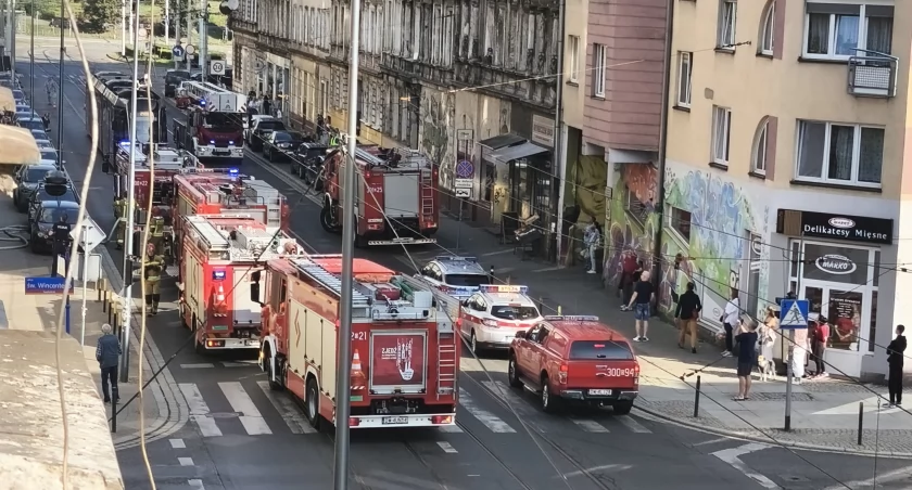 Groźny pożar na Nadodrzu. Dwie osoby poparzone, trzecia podtruta