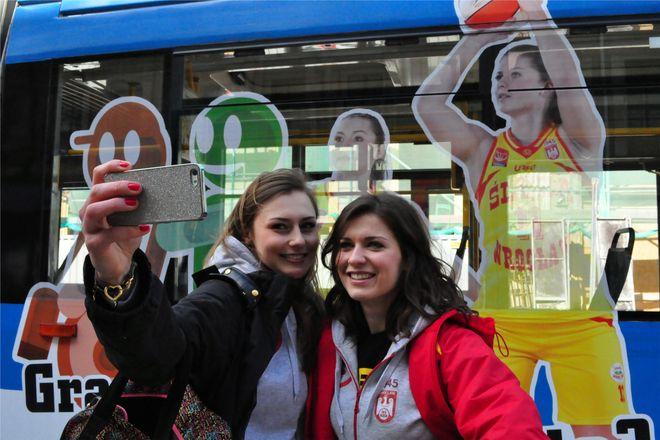 Wysportowane dziewczyny z piłkami sprawdzą czy w wozach MPK panują jakiekolwiek zasady