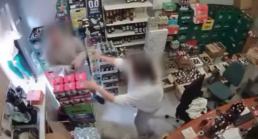 Zaatakował policjanta mieczem samurajskim. Wcześniej spalił samochód