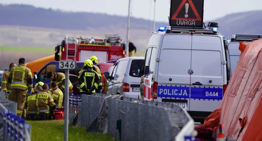 Wjazd do Wrocławia sparaliżowany. Zderzenie busów na AOW
