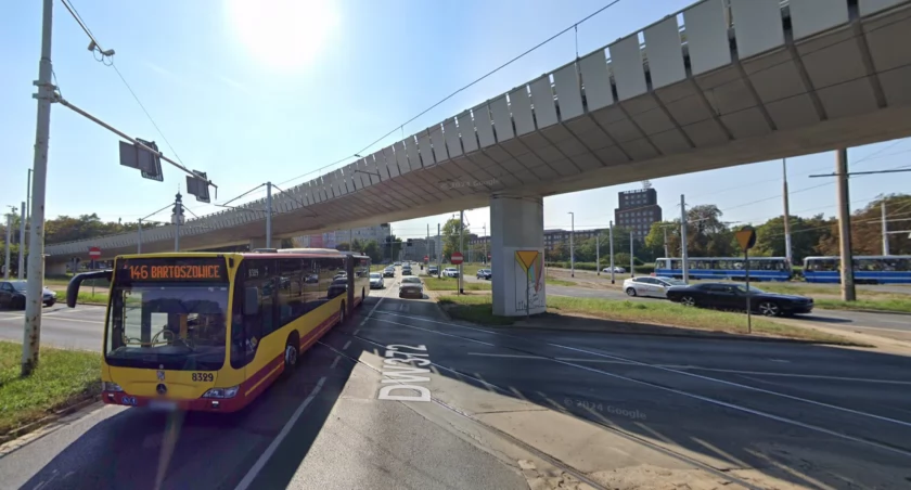 Z estakady na placu Społecznym odpadły betonowe fragmenty. Uwaga na ogromne korki