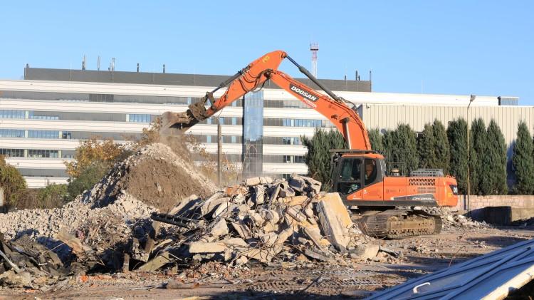 Wrocław: Zburzyli biurowiec polskich katolików, z którego żyli księża. Co tutaj powstanie?
