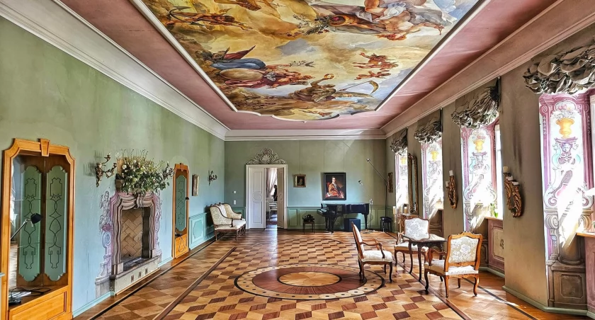 Tu mieści się najpiękniejsza sala balowa na Dolnym Śląsku. Ten pałac to prawdziwa perełka!