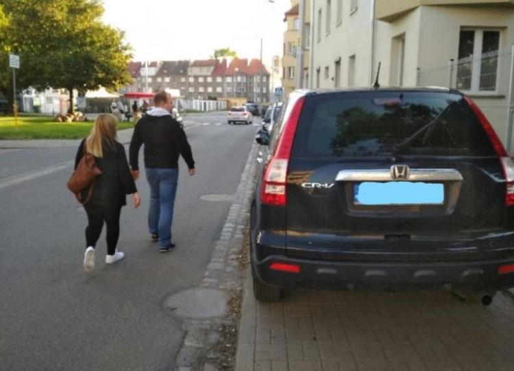 Bezmyślni kierowcy blokują chodniki i narażają pieszych [ZDJĘCIA]