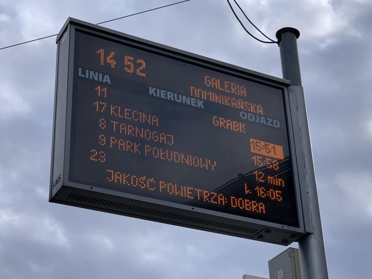 Tablice na przystankach żyją swoim życiem. Znów pokonała je zmiana czasu