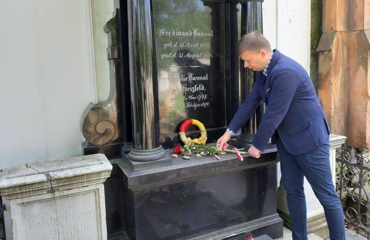 Przedstawiciel Wiosny Biedronia złożył we Wrocławiu kwiaty z okazji Święta Pracy