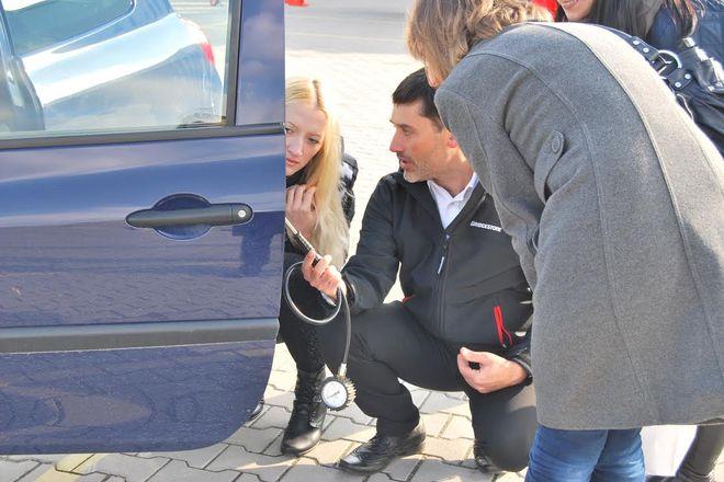 Rekordowe zainteresowanie warszatatami dla kobiet za kierownicą we Wrocławiu