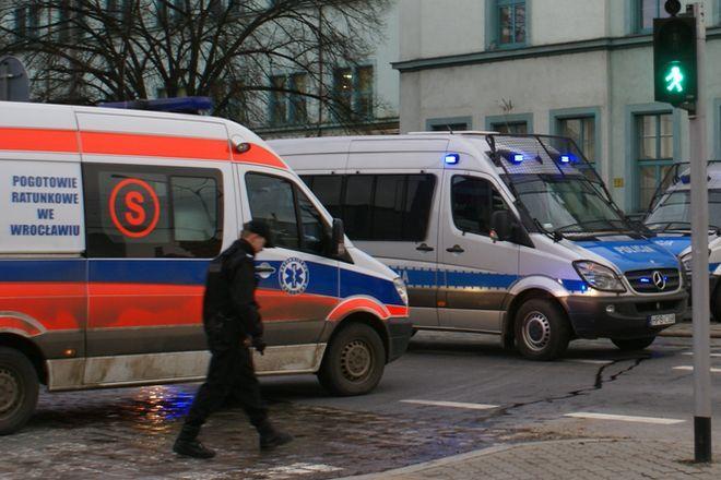 Dramatyczny wypadek we Wrocławiu. Rozpędzone auto potrąciło trzy osoby na pasach