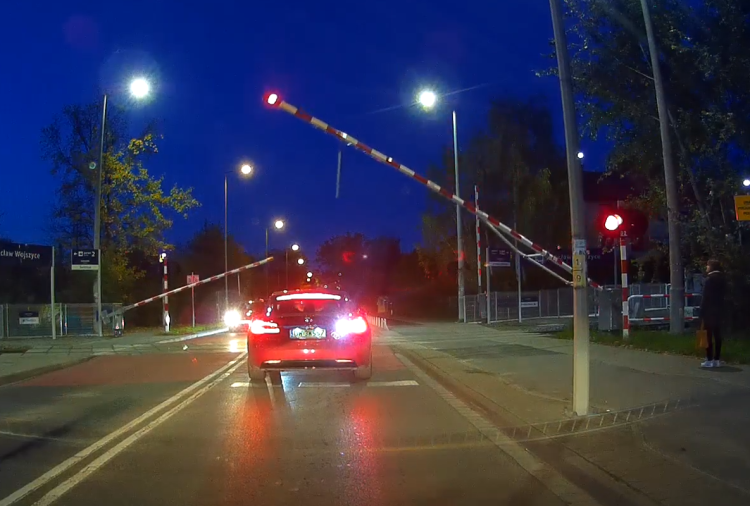 Wrocław: Luksusowa tesla spowodowała awarię rogatek na przejeździe [FILM]