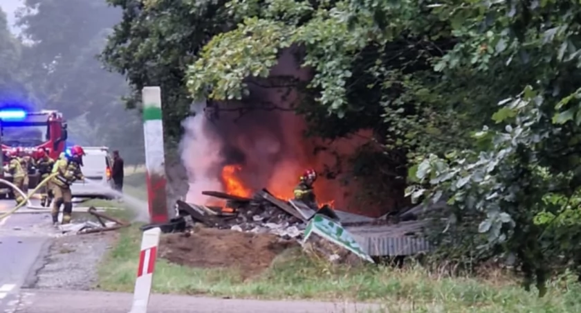 Samochód wjechał w przystanek i stanął w płomieniach. Kierowca nie żyje 