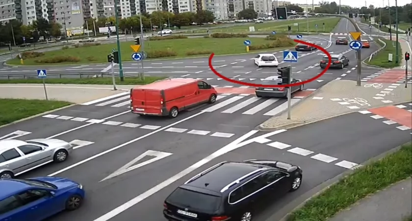 Szokujące nagranie! Na rondzie skręciła w lewo, potem jechała na czołówkę