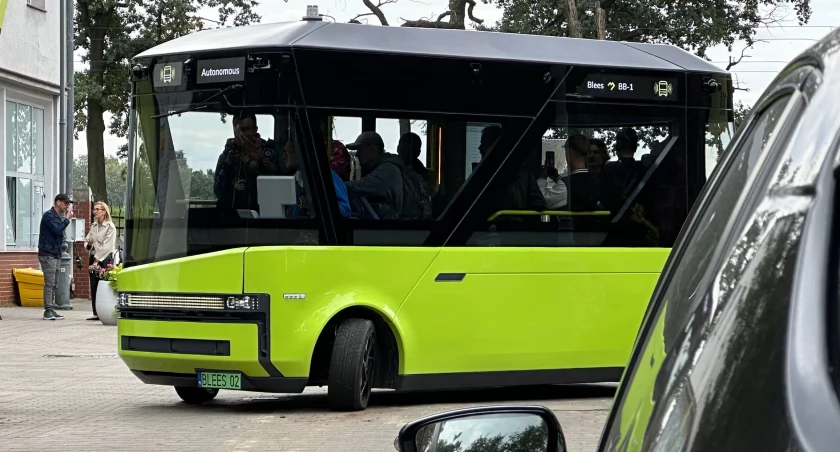 Minibus bez kierowcy będzie woził ludzi po cmentarzu Osobowickim