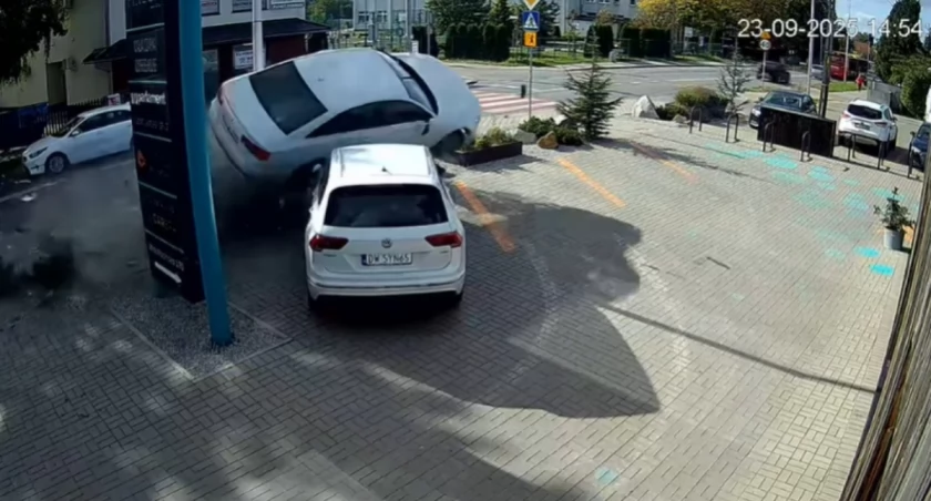 Przerażający wypadek we Wrocławiu. Audi przeleciało nad volkswagenem
