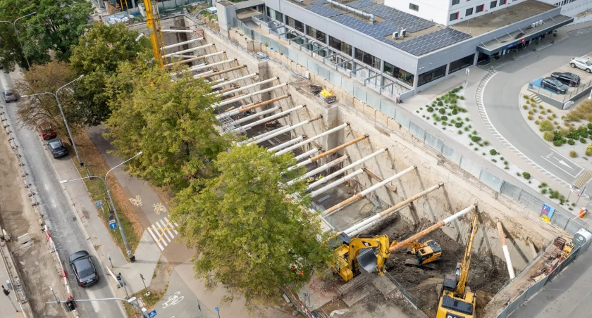 Żeby zbudować nowy parking w centrum Wrocławia, muszą wywieźć aż 1000 wywrotek ziemi!