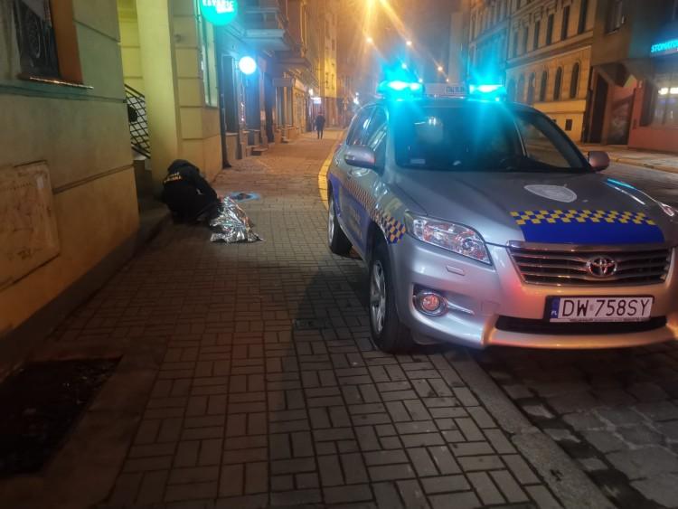 Wrocław: Kobieta zemdlała i uderzyła się w głowę o chodnik. Interweniowała straż miejska