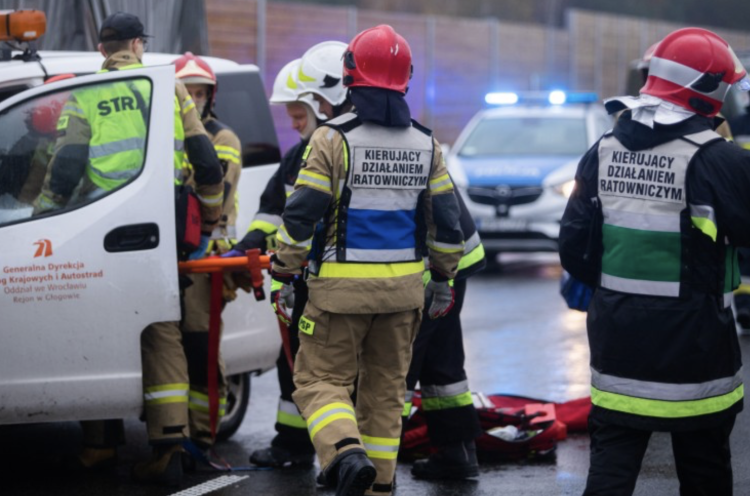 Osobówka zderzyła się z busem na A4. Kilka godzin utrudnień