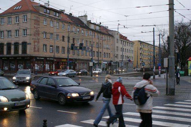 Policjanci bacznie przyglądają się kierowcom i pieszym