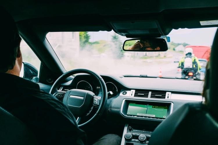 Pędził 167 km/h i nie reagował na syreny policyjne. Dostał 35 punktów karnych i spory mandat