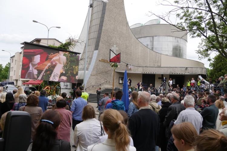 Tłumy wrocławian pożegnały ks. Stanisława Orzechowskiego „Orzecha” [ZDJĘCIA]
