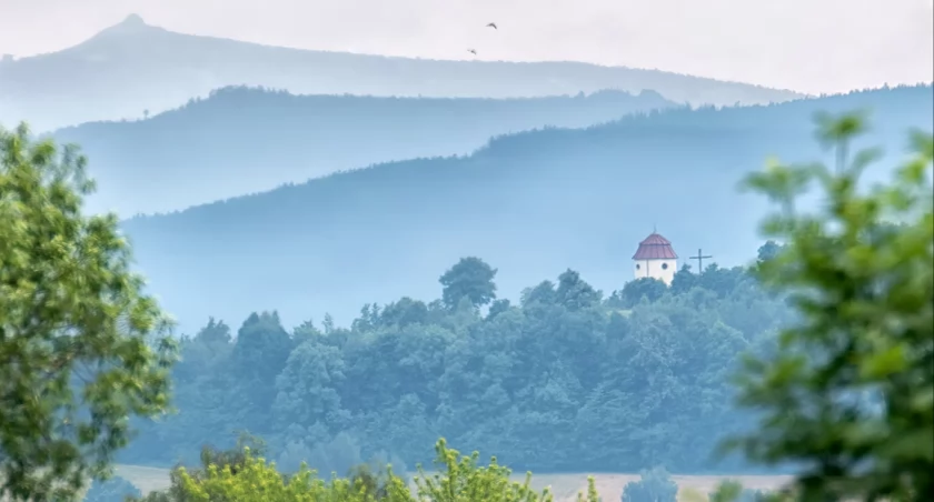 Tajemniczy zamek i kapliczka na wzgórzu. Odkryj uroki Gryfowa Śląskiego 