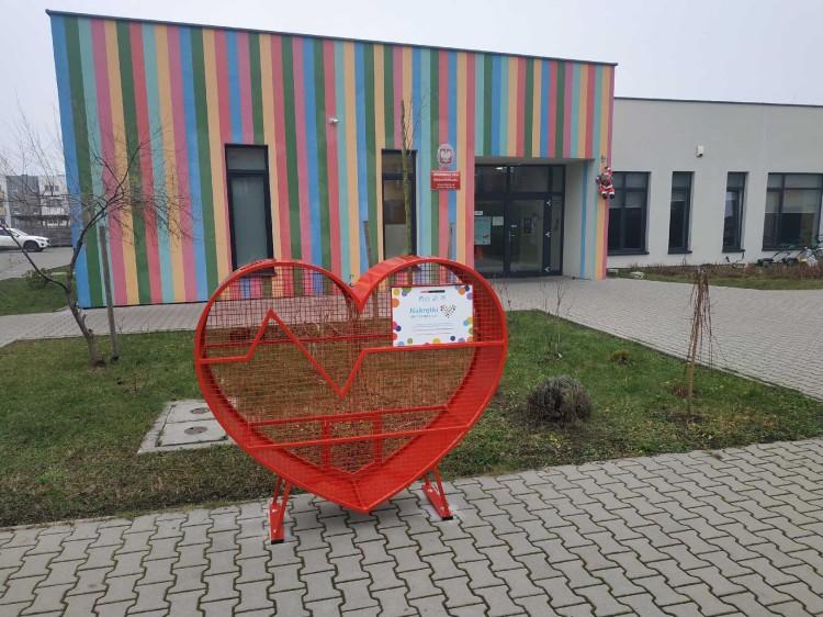 Nowe pojemniki w kształcie serc. Hospicjum zbiera nakrętki dla dzieci [ZDJĘCIA, ADRESY]