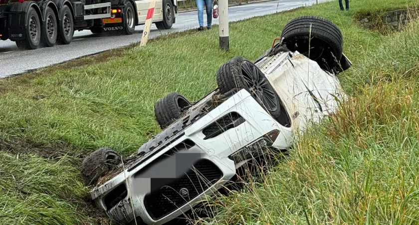 Dachowanie pod Wrocławiem. Auto wpadło do rowu, jedna osoba została ranna