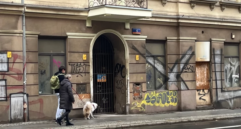 Rudera przy dawnym szpitalu przestanie straszyć. Kamienica w końcu odzyska blask