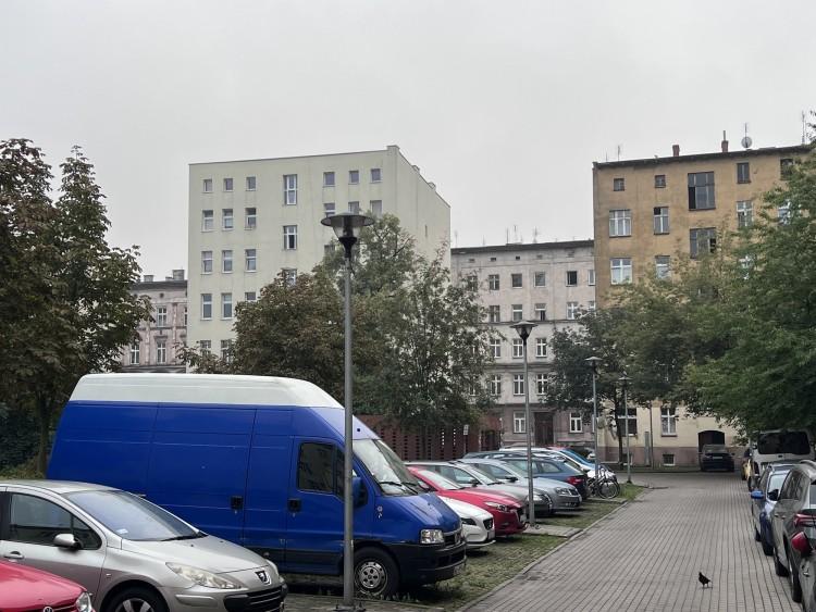Podwórko wyremontowane, a oświetlenie nie działa. Mieszkańcy skarżą się miastu