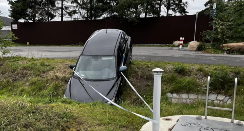 Auto od miesiąca leży w rowie przy obwodnicy Wrocławia. Nie można namierzyć właściciela 