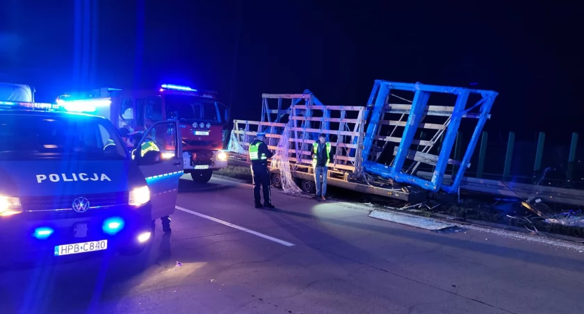 Oderwana przyczepa z szybami mogła doprowadzić do strasznej tragedii. Chwile grozy na autostradzie A4
