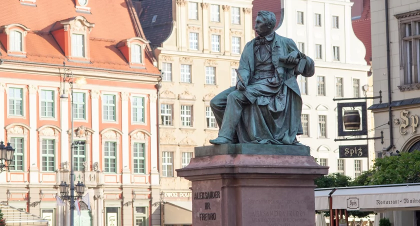Wszedł na pomnik Fredry i uszkodził pióro. ZDiUM ma zaskakującą radę dla wandali 