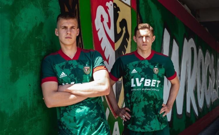 Było moro, a teraz czas na graffiti. Piłkarski Śląsk zaprezentował nowe stroje meczowe