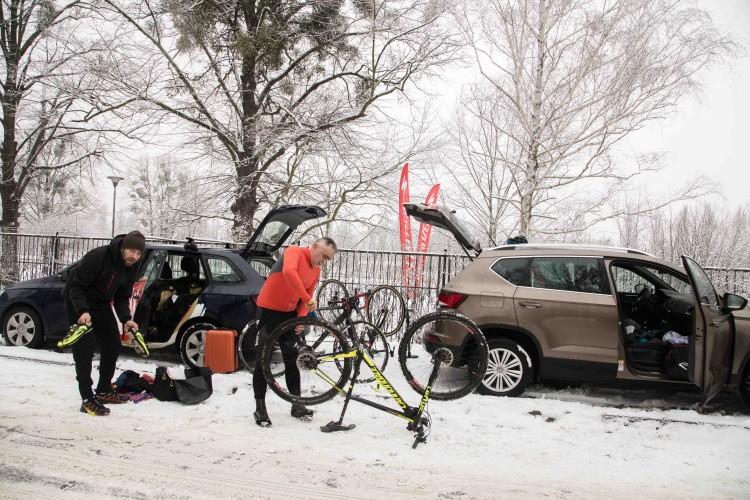 Zimowa jazda na rowerze. Kolarski wyścig przełajowy na Morskim Oku [ZDJĘCIA]
