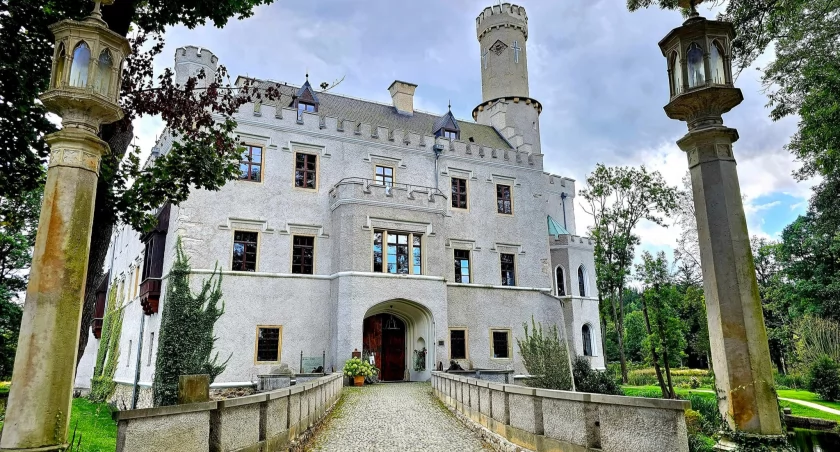 Ten dolnośląski zamek powstał dzięki rycerzowi - rozbójnikowi. Wygląda jak z obrazka