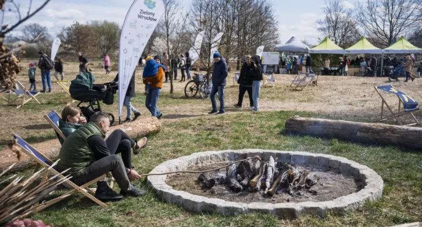 Sadzenie drzew i piknik. Akcja WROśnij tym razem na Wielkiej Wyspie 