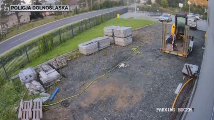 Złodzieje lawety z koparką nagrani przez kamerę monitoringu [WIDEO]