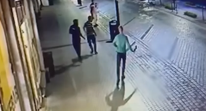 Tak wyglądał atak z maczetą na lokal z kebabem. Załoga broniła się kijami od mioteł