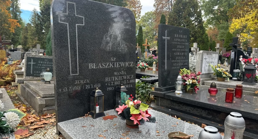 Symboliczny grób Wandy Rutkiewicz. Pomnik przykuwa wzrok jednym detalem