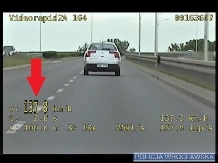 Pędził 137 km/h w obszarze zabudowanym. W tym miejscu zginął młody kierowca [WIDEO]