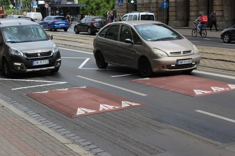Progi zwalniające na Świdnickiej już zamontowane [ZDJĘCIA]