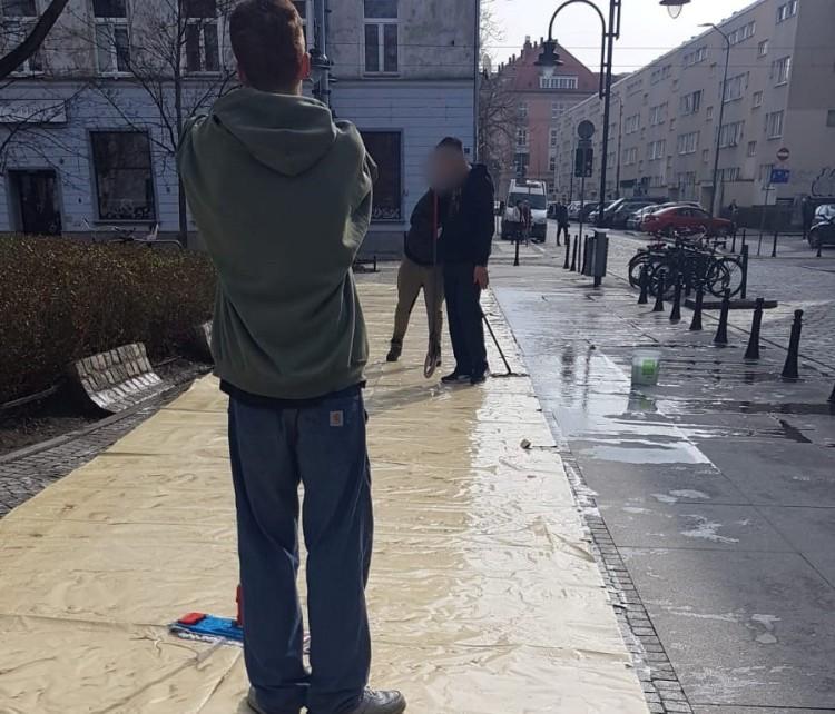 Wrocław: Czyścili plandekę na chodniku, a ścieki płynęły na ulicę