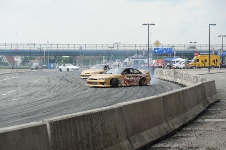 Stłuczka podczas driftingu na Stadionie Wrocław. Drogie auta zniszczone [ZDJĘCIA]