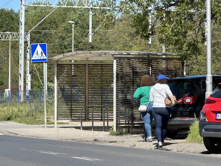 Wyboista droga na stację Nowy Dwór. Chodnik? Miasta nie stać na takie rarytasy