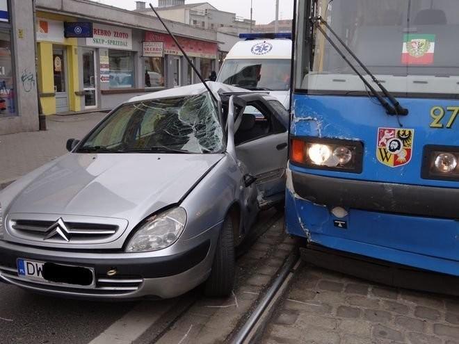 Tramwaj zderzył się z osobówką. Utrudnienia dla pasażerów