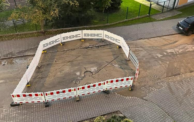 Na Ołtaszynie zapadła się jezdnia. Mieszkańcy nie mają też wody