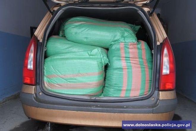 Poszukiwany listem gończym wrocławianin wiózł w aucie 400 kg nielegalnego tytoniu