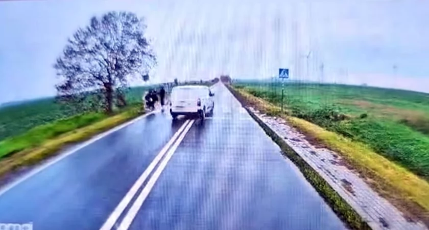 Dzieci wchodzą na pasy, a busiarz wyprzedza na podwójnej ciągłej. Chwile grozy na drodze