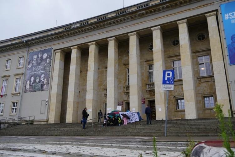 Koczowisko pod urzędem wojewódzkim. Okupujący domagają się pomocy migrantom [ZDJĘCIA]