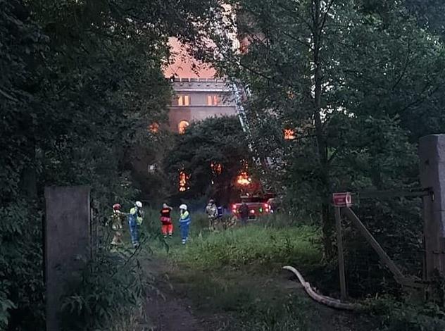 Pożar neogotyckiego pałacu we Wrocławiu. Walka z ogniem trwała do rana